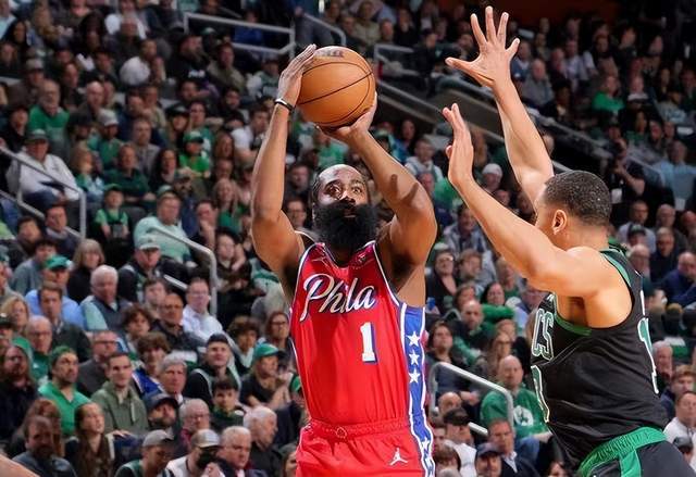 包含哈登重返赛场，出色防守首场状态出色，拜仁观众沸腾！的词条