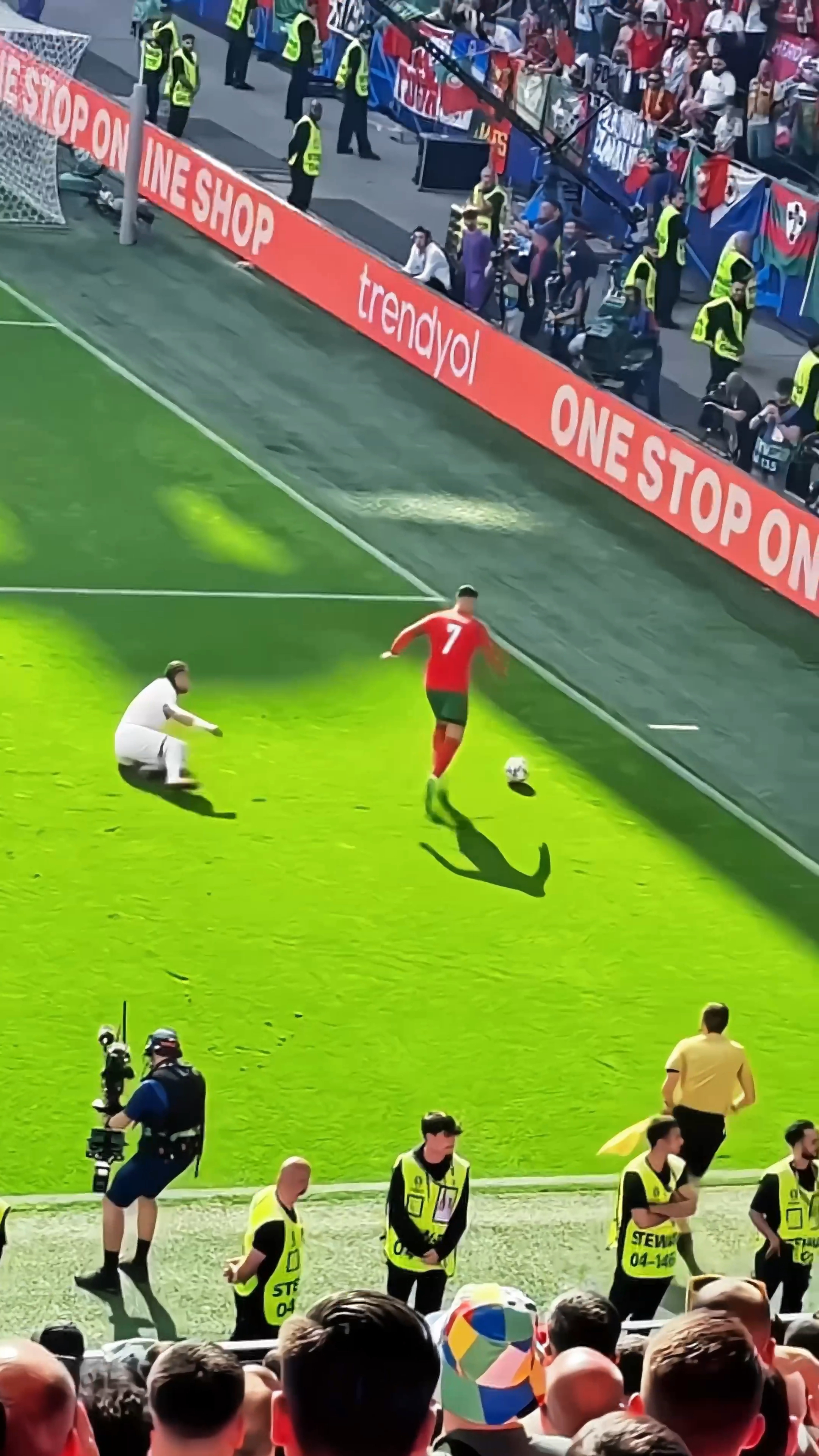 包含C罗重返赛场,比赛局势复杂首场状态出色,法国队观众沸腾!比赛高潮迭起的词条 包含C罗重返赛场,比赛局势复杂首场状态出色,法国队观众沸腾!比赛高潮迭起的词条