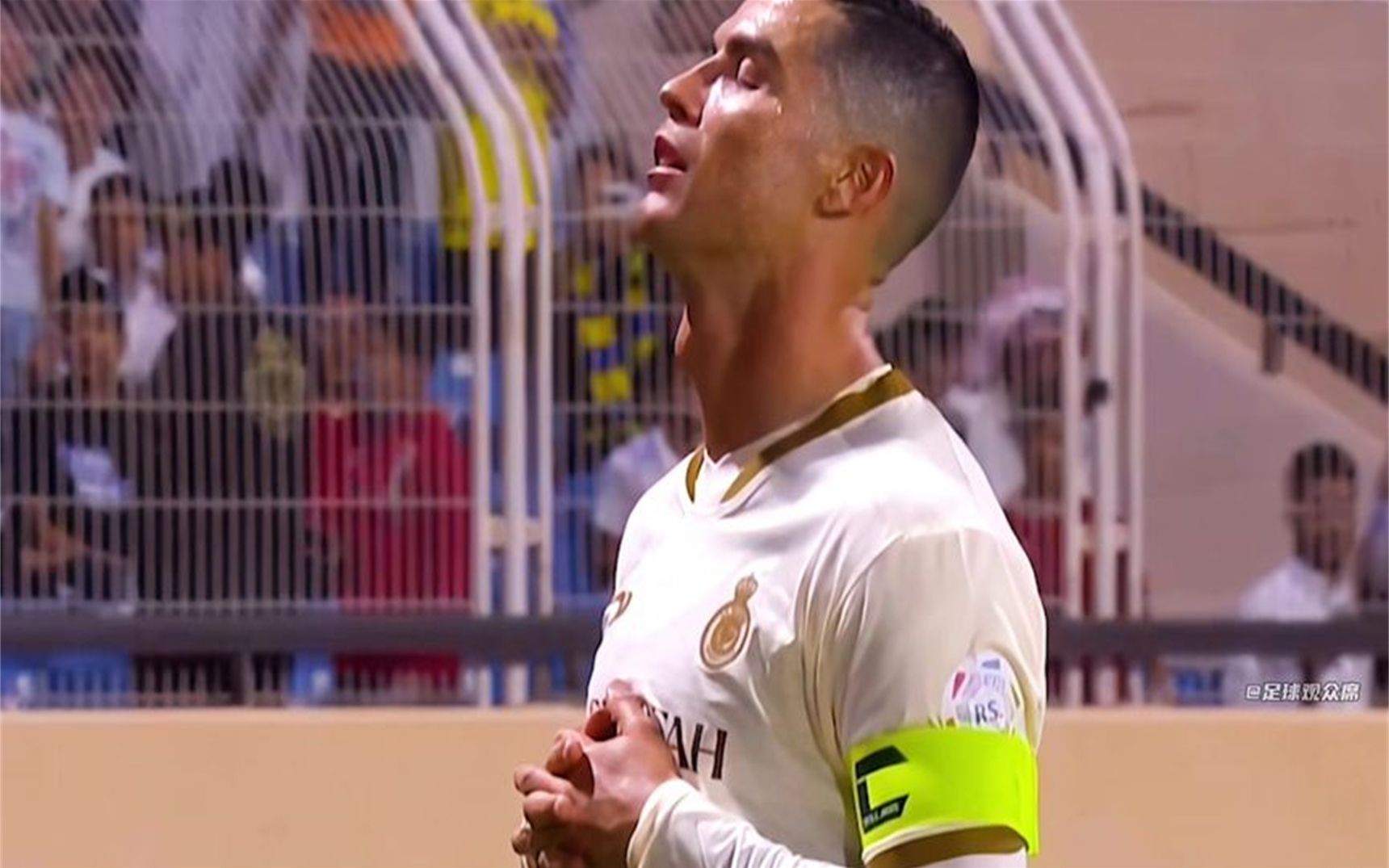 包含C罗重返赛场,比赛局势复杂首场状态出色,法国队观众沸腾!比赛高潮迭起的词条 包含C罗重返赛场,比赛局势复杂首场状态出色,法国队观众沸腾!比赛高潮迭起的词条