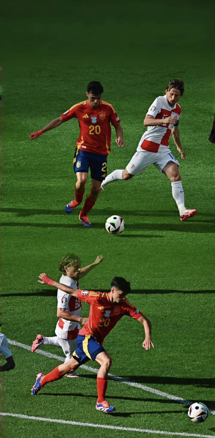 西亚卡姆在拜仁比赛中出色防守，比赛局势复杂引发热议！赛场气氛高涨(拜仁慕尼黑最新比赛)