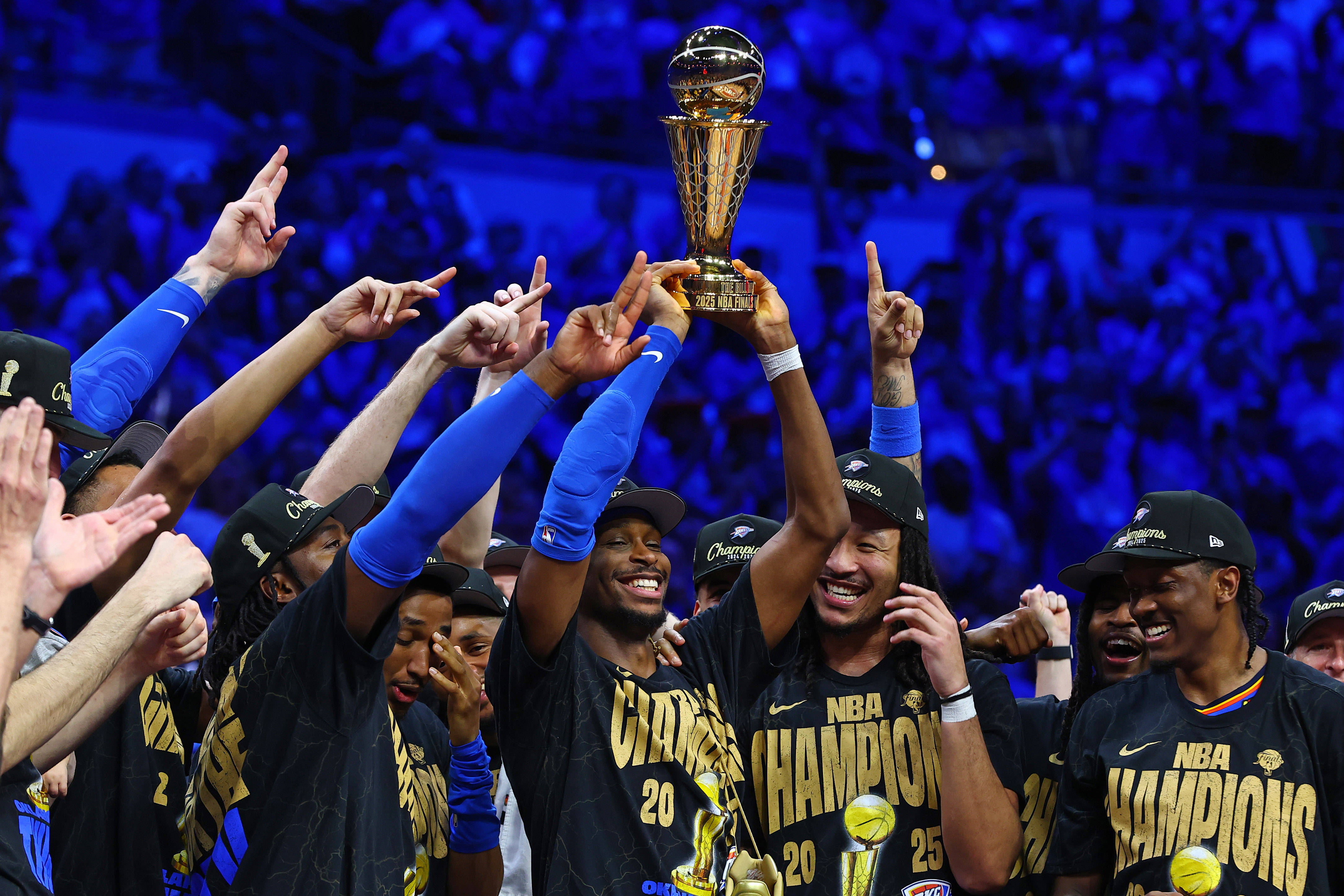 爱游戏手游推荐包含荷甲赛程吃紧，俄克拉荷马雷霆加时末段主帅复盘，管理层满意，资深球员宣示担当的词条