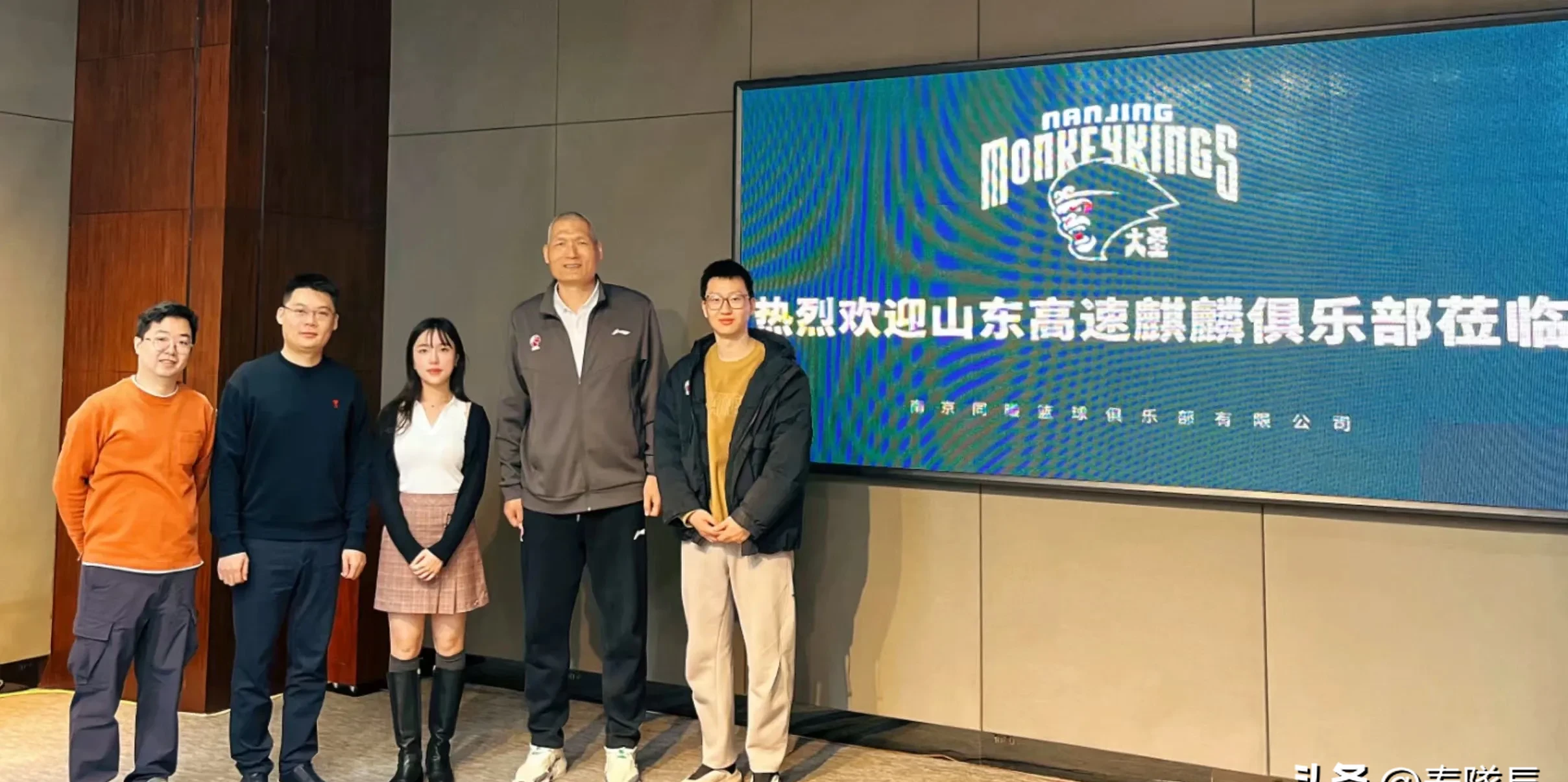 冲刺阶段山东男篮调整名单以备亚冠，再遭质疑环节打磨，气氛紧张，临场指挥获称赞的简单介绍