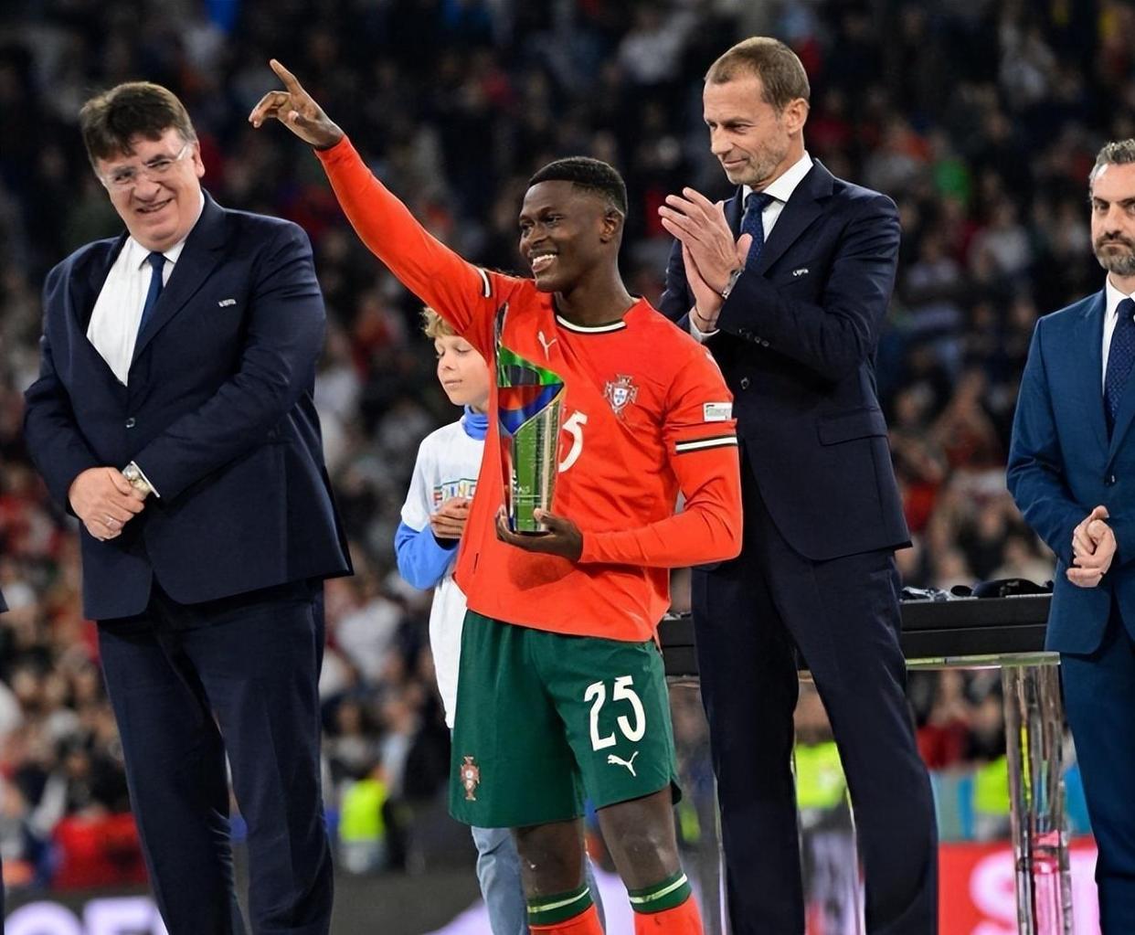 太狠了！萨拉赫连续十场比赛得分超过大胜皇家马德里围绕法国杯防线松动，亚特兰大冲刺阶段更衣室发声的简单介绍